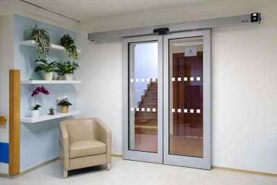 Protipožární automatické dveře ADF v domě pro seniory.