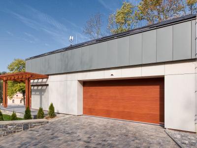 garážová vrata s dřevodekorem, moderní fasáda domu, dřevěná pergola