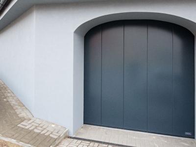 posuvná garážová vrata, antracitový hladký panel, atypický půdorys domu