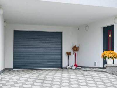 antracitová sekční garážová vrata