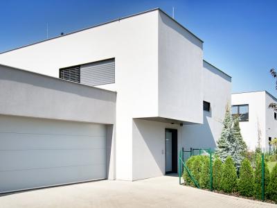 bílá garážová vrata, dvougaráž, moderní dům