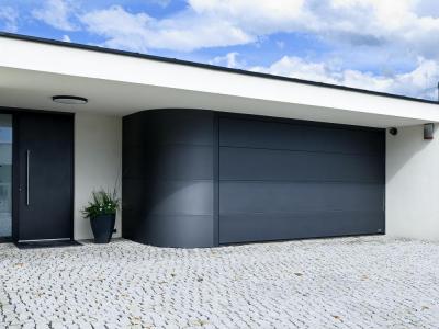 antracitová garážová vrata s obloukem a dveřmi