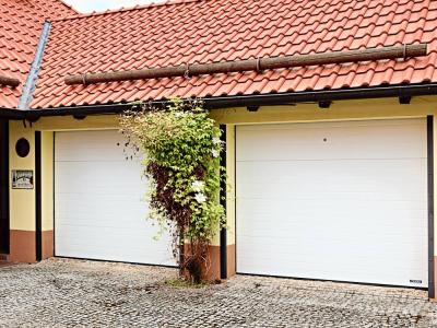 bílá vrata s lamelou, dvůr statku, popínavá rostlina