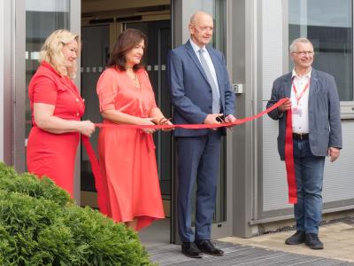 přestřižení pásky showroomu Trido v Blansku, Věra Hasová, místostarostka Lenka Dražilová, starosta Jiří Crha, Miroslav Hasa