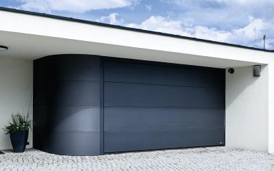 garážová vrata, antracitové obložení, moderní dům