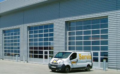 velká průmyslová vrata s dveřmi a prosklením, automobil pro měřítko