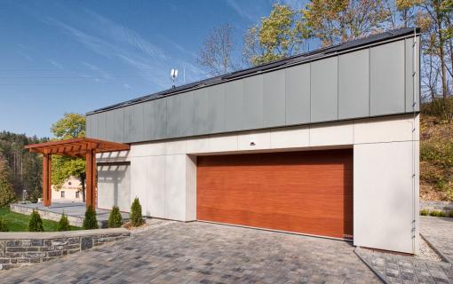 garážová vrata s dřevodekorem, moderní fasáda domu, dřevěná pergola