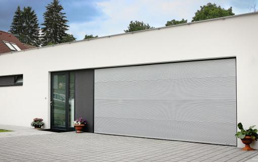 moderní vstup do domu a vrata garáže