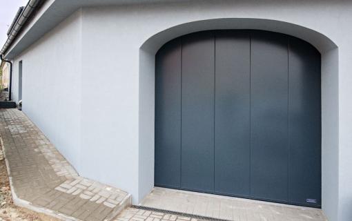 posuvná garážová vrata, antracitový hladký panel 