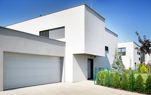 bílá garážová vrata, dvougaráž, moderní dům