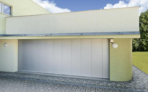 posuvná garážová vrata, hladký panel, barva světlého hliníku