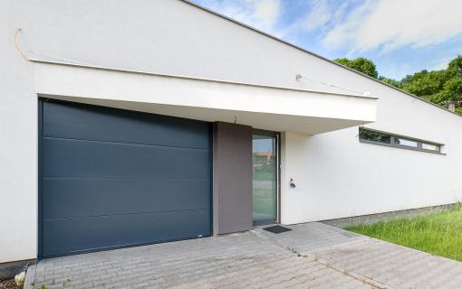 sekční garážová vrata, hladký antracitový panel, vstup do moderního domu