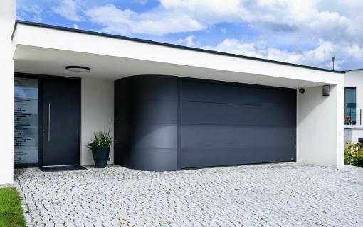 antracitová garážová vrata s obloukem a dveřmi