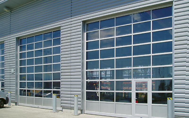 Sekční průmyslová vrata s prosklením a hliníkovým rámem