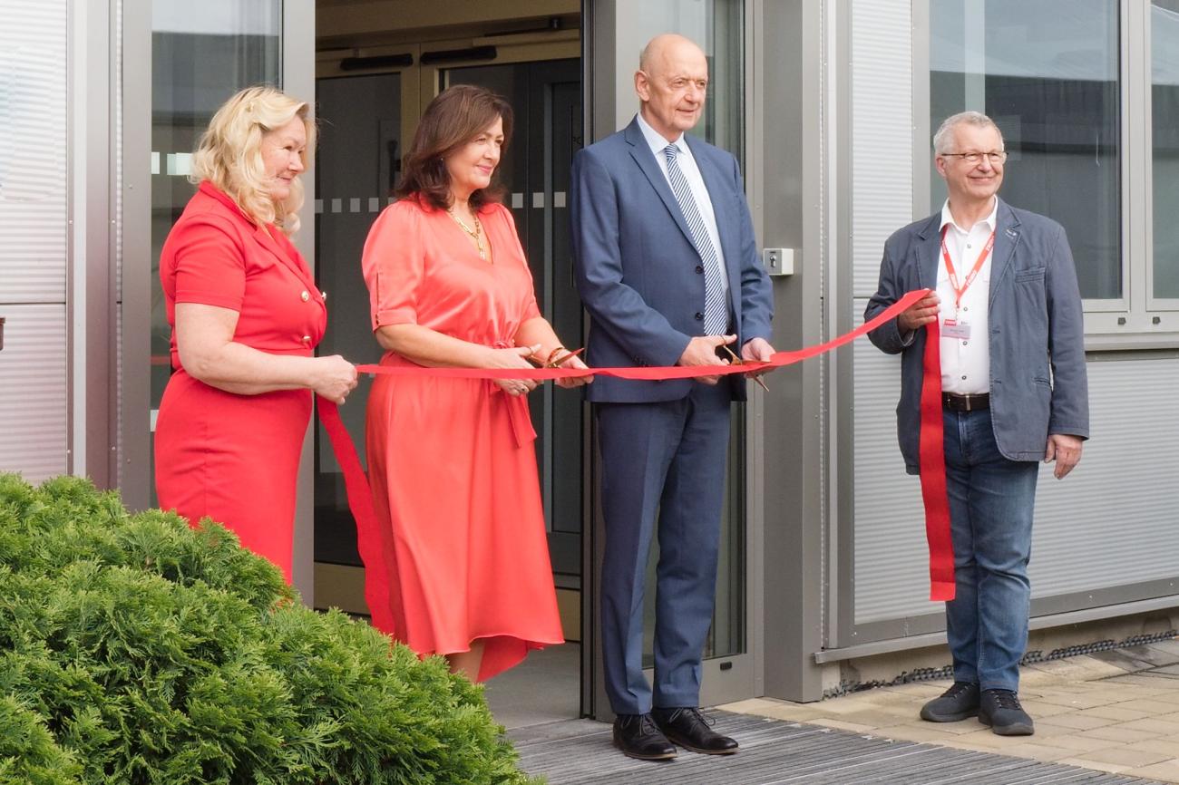 přestřižení pásky showroomu Trido v Blansku, Věra Hasová, místostarostka Lenka Dražilová, starosta Jiří Crha, Miroslav Hasa