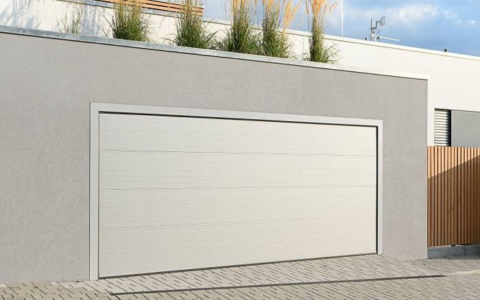 garážová vrata Trido Evo, novostavba, zelená střecha, dřevěný plot